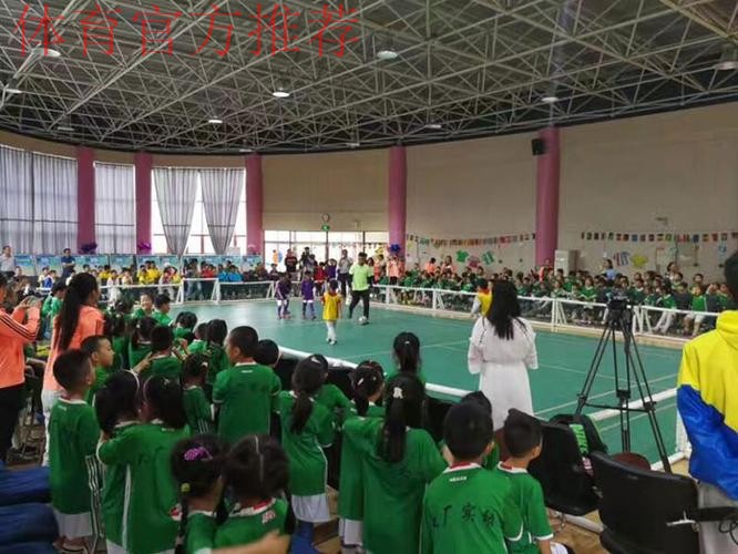 足球名宿走进江苏 助力未来之星成长